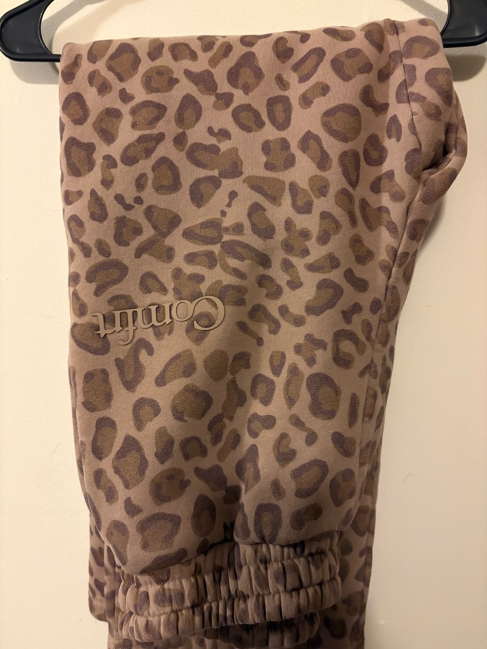 Leopard print Comfrt Hoodie and Sweatpants - Picture 4 of 5